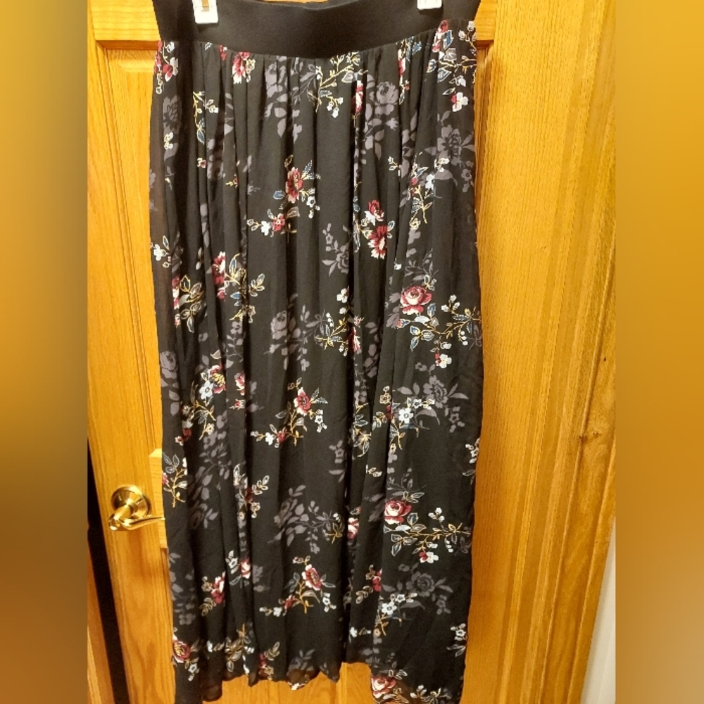 Torrid Size 1 (XL/1X) Black floral maxi skirt with gold accents